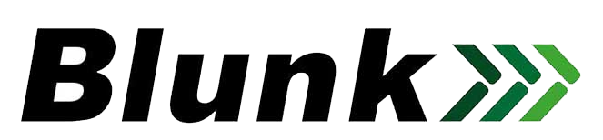 Logo von Blunk mit dem Schriftzug „Blunk“ in schwarzer Kursivschrift und drei grünen Doppelpfeilen nach rechts am Ende. | Logo of Blunk with the wordmark “Blunk” in black italic font and three green double arrows pointing to the right at the end.