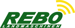 Logo von REBO Landmaschinen mit dem Schriftzug „REBO“ in grüner, schräger Großschrift und dem Wort „LANDMASCHINEN“ darunter in schmaler Versalschrift. Rechts über dem „O“ drei gelbe Funkwellen-Bögen. | Logo of REBO Landmaschinen featuring the word “REBO” in green italicized uppercase letters and “LANDMASCHINEN” below in narrow capital letters. Above the “O” are three yellow signal wave arcs.
