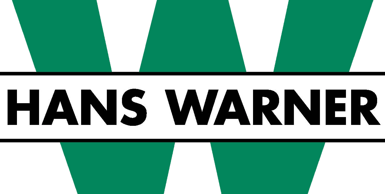Logo von HANS WARNER mit dem Namen „HANS WARNER“ in schwarzen Großbuchstaben auf weißem Balken, hinterlegt von einem stilisierten, grünen „W“, das aus fünf senkrechten Trapezformen besteht. | Logo of HANS WARNER featuring the name “HANS WARNER” in black uppercase letters on a white bar, backed by a stylized green “W” composed of five vertical trapezoidal shapes.
